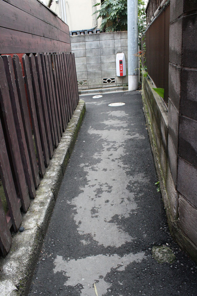 3：奥には電柱も消火器もあり、公道なのだろう