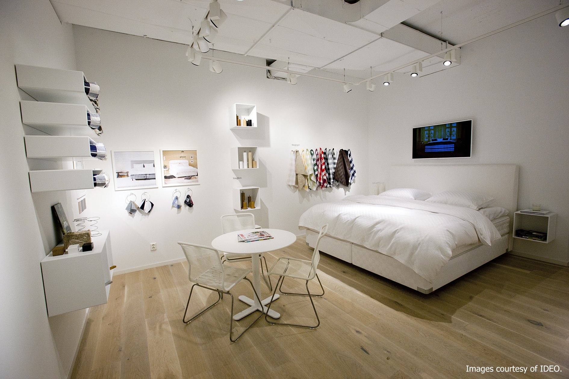 販売スペース（奥にシーツやベッドカバーなどのテキスタイルがある）