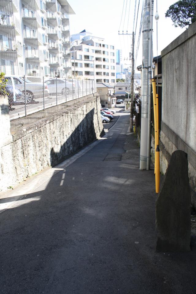 泉岳寺の細道、台地上からの入口。古い石碑が建っている。突き当たりが正源寺