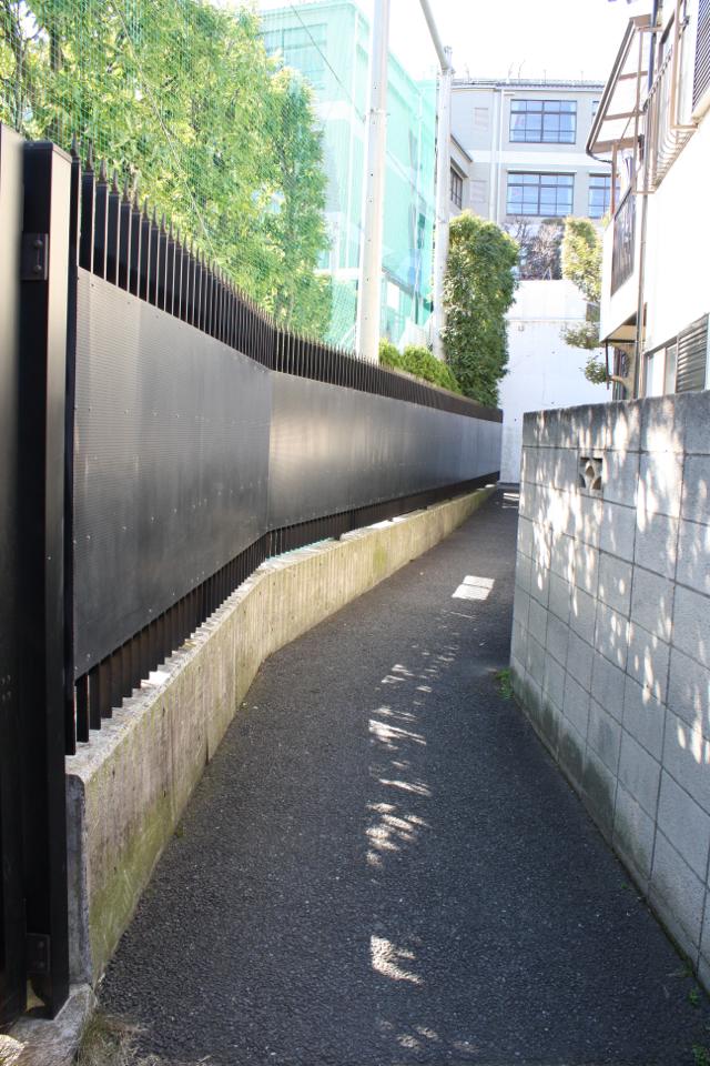 左側は高輪学園のグラウンド。先の見通しは利かない