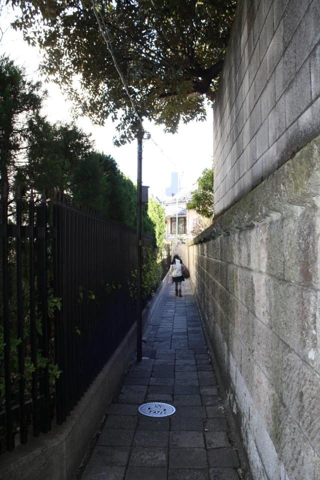 再びコンクリートタイルの道となり、右側はもう泉岳寺の敷地