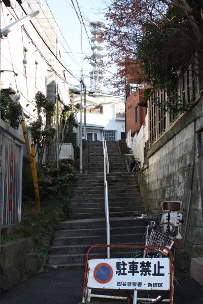 防衛省の鉄塔を見上げる階段