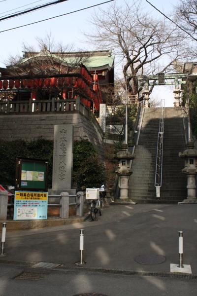 市谷亀岡八幡宮、表参道の急階段。左側の社殿は茶の木稲荷神社