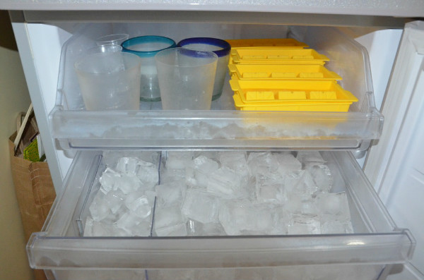 家飲み用の氷が大量にある。製氷装置はないので手作り。グラスも冷やしてある。